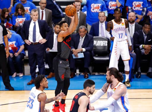 Con una gran actuación del guardia de los Portland Trail Blazers CJ McCollum (3) su equipo se pone a tiro de piedra de la segunda ronda de los Playoffs al vencer 111-98 al Oklahoma City Thunder en la serie de Playoff de primera ronda de la NBA. Estas son las mejores imágenes de Juego 4.