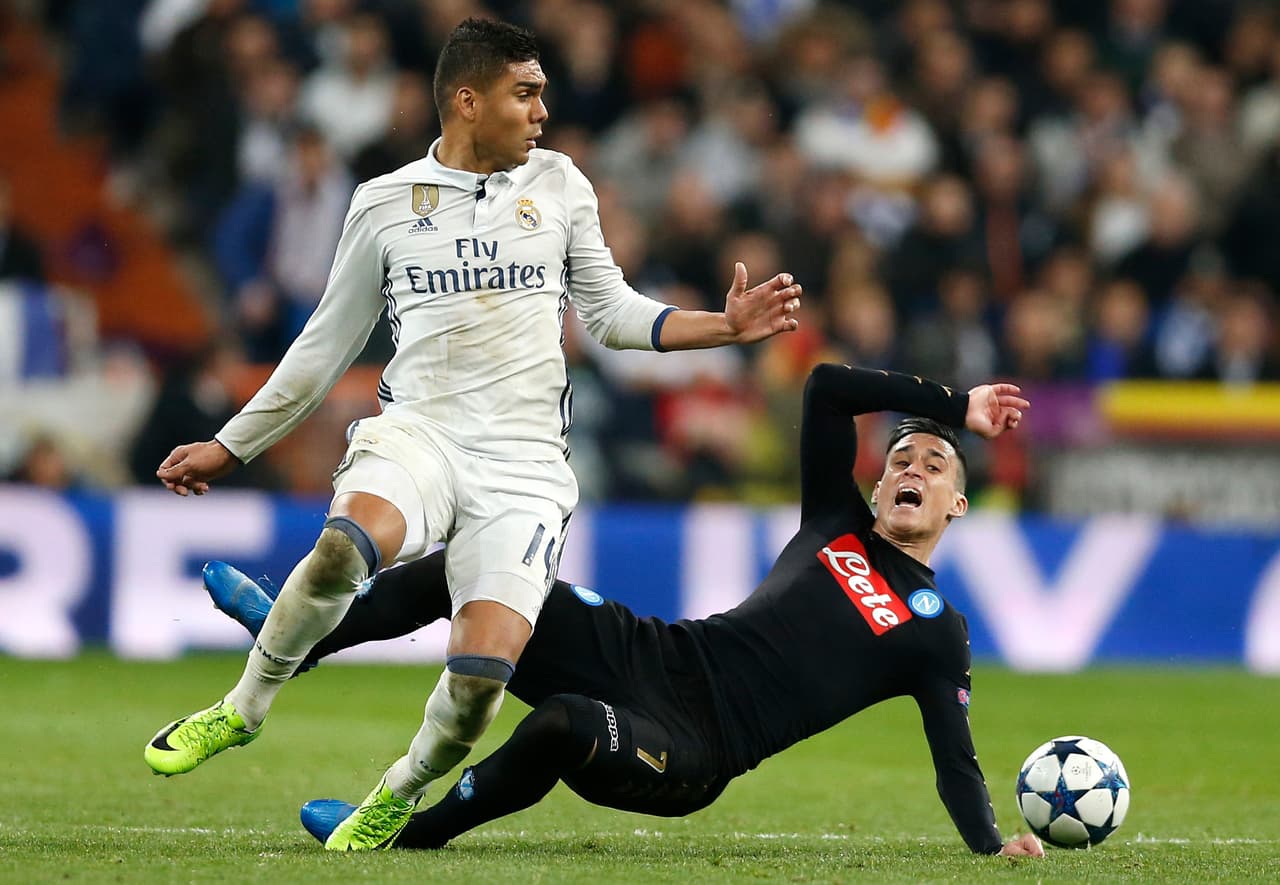 La primera línea de la medular estaría comandada por el brasileño Casemiro, quien desde la temporda pasada es el dueño de esta posición como reemplazo de calidad de Xabi Alonso.