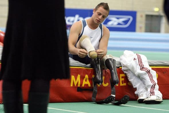 Pistorius nació el 22 de noviembre de 1986 en Johannesburgo, Sudáfrica. Un caso de Hemimelia peronea, (ausencia congénita del peroné) llevo a la amputación de sus dos piernas por debajo de la rodilla a los 11 meses de edad. Sin embargo, la adversidad no apagó la ambición y pasión deportiva del corredor.