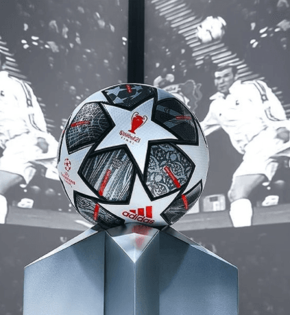 La UEFA Champions League acaba de presentar el balón con el que se jugará la fase final del campeonato. El balón celebra 20 años con el diseño de las estrellas y la inscripción 'Istanbul 2021'.