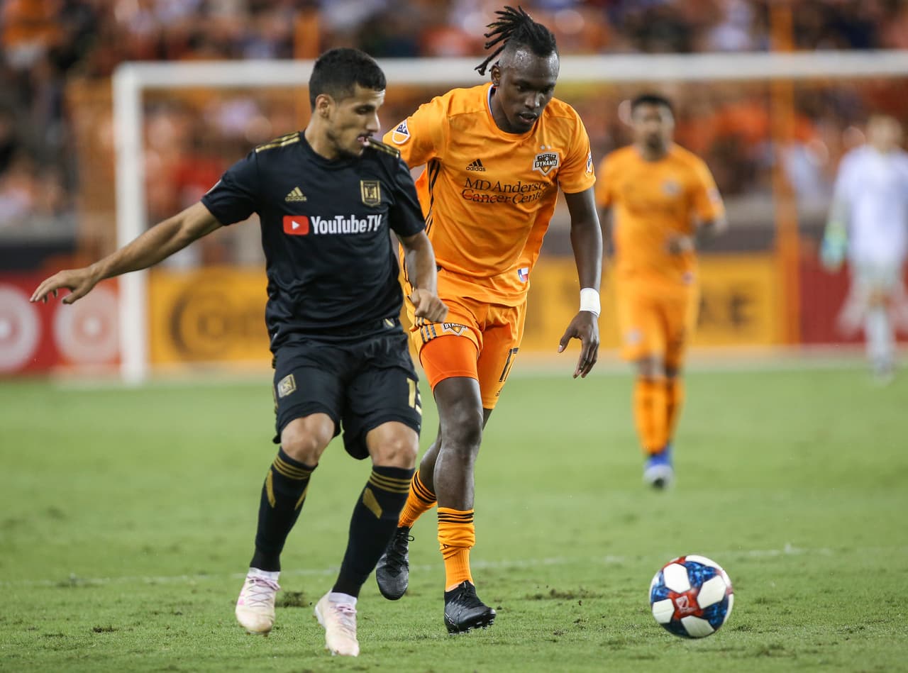 Mohamed El-Munir protagonizó uno de los momentos del triunfo a domicilio por 3-1 de LAFC ante Houston Dynamo cuando el defensor salvó en la línea de gol un posible tanto de los locales en el minuto 26.