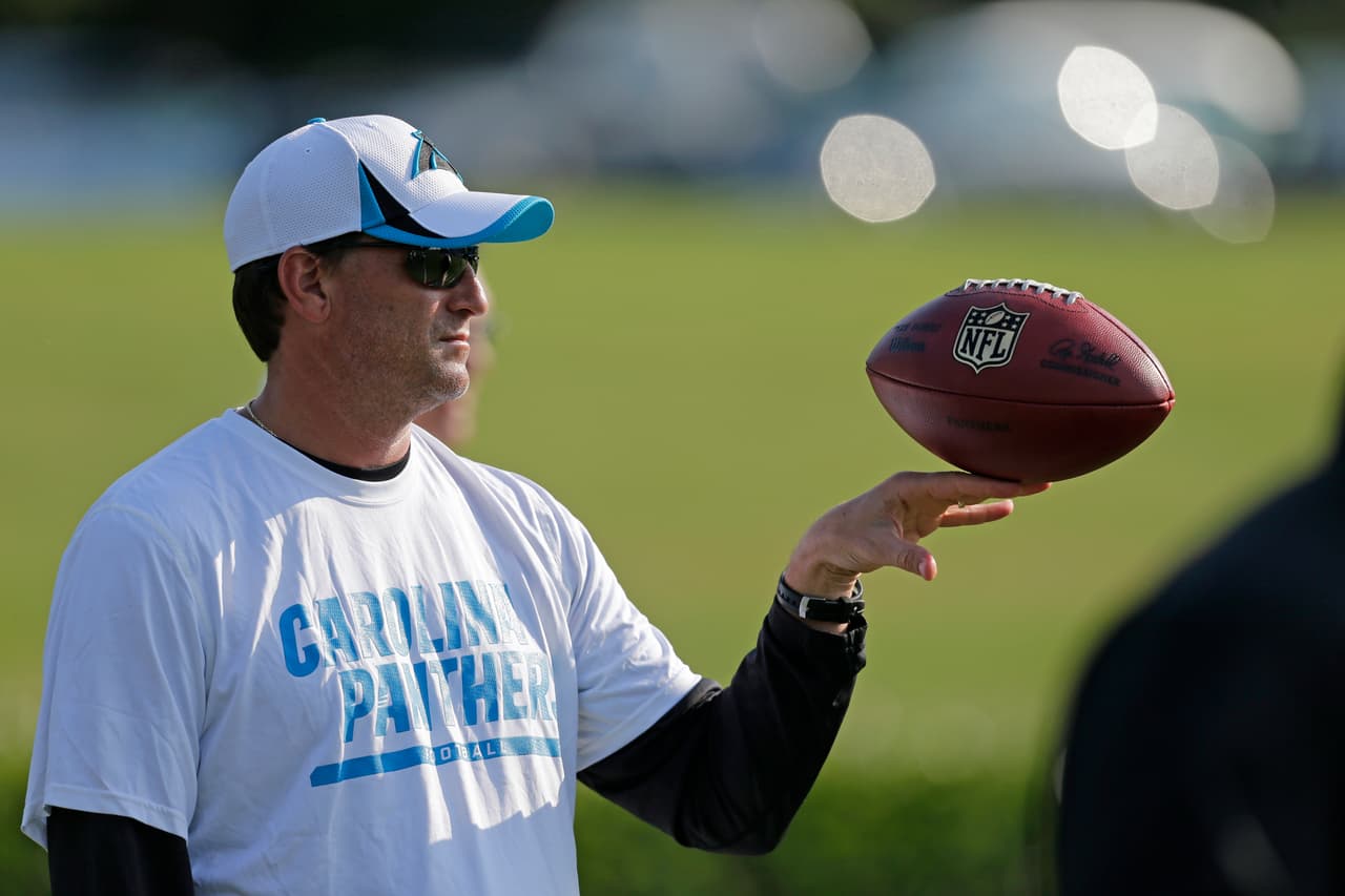 MIKE SHULA Coordinador Ofensivo. Es hijo de una leyenda llamada Don Shula que hizo a los Miami Dolphins algo icónico. Mike es el responsable en el desarrollo de Cam Newton.