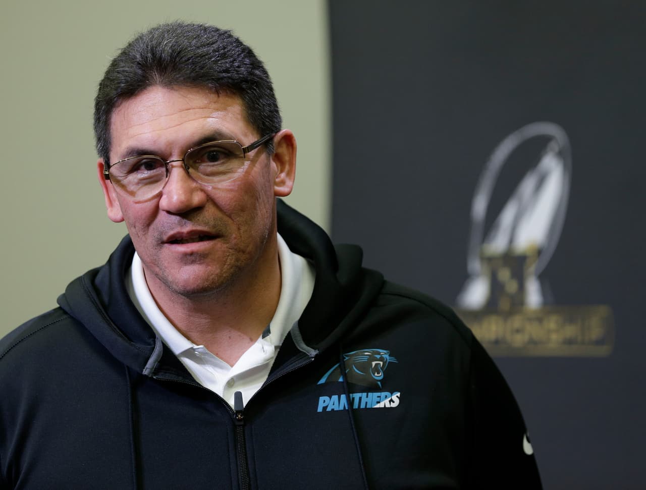 RON RIVERA coach de los Carolina Panthers. Ya fue campeón como jugador, formó parte de los Chicago Bears en el Super Bowl XX. Su estilo es agresivo en el campo de juego.
