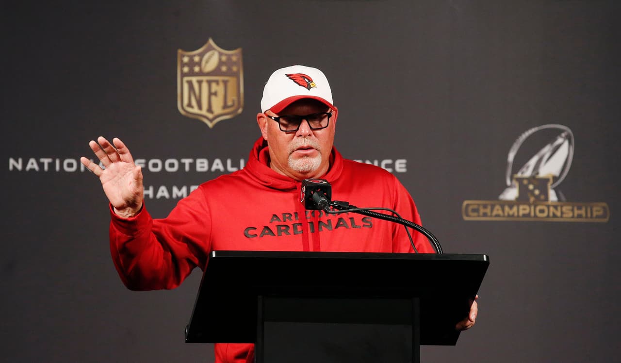 BRUCE ARIANS entrenador en jefe de los Arizona Cardinals desde 2013. Busca su primer viaje como coach principal al Super Bowl.