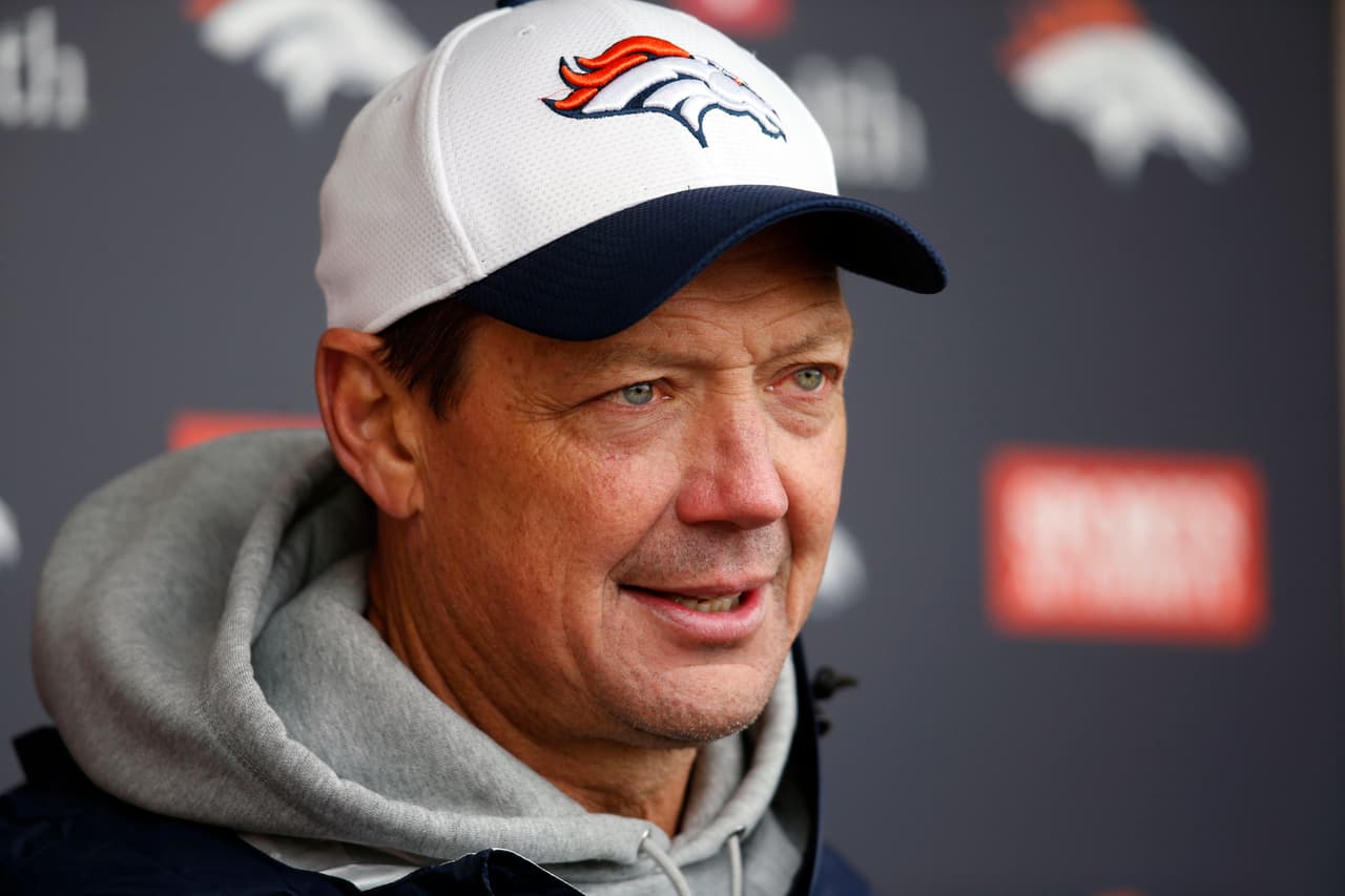 RICK DENNISON Coordinador ofensivo. Curiosamente como jugador fue linebacker, de los mismo Broncos, ahora es responsable de la ofensiva con Peyton Manning al frente.
