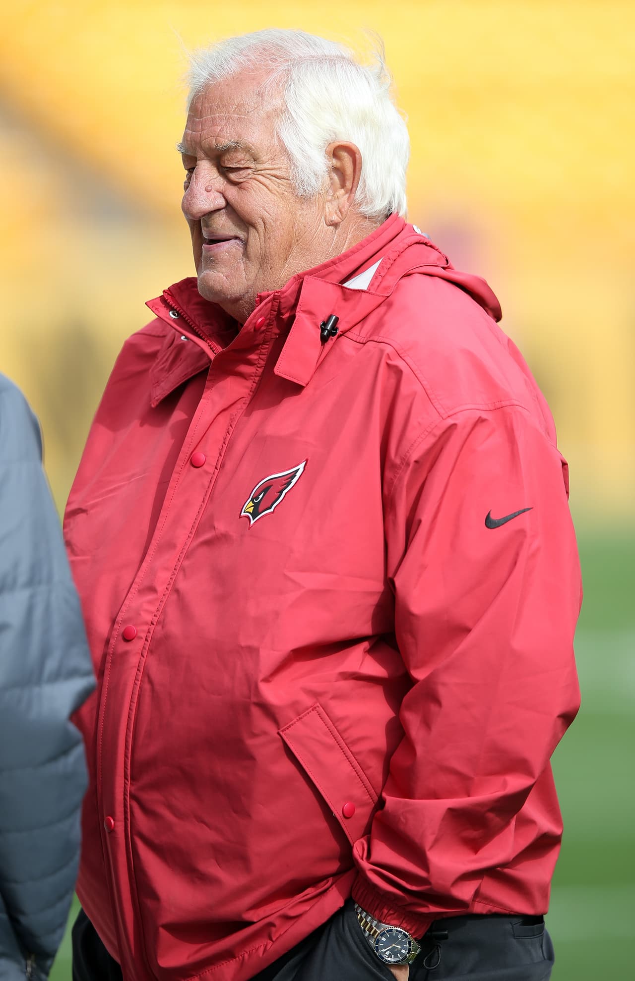 TOM MOORE, asistente especial de Bruce Arians, un experto en el desarrollo de quarterbacks, preguntar a Peyton Manning por referencias.