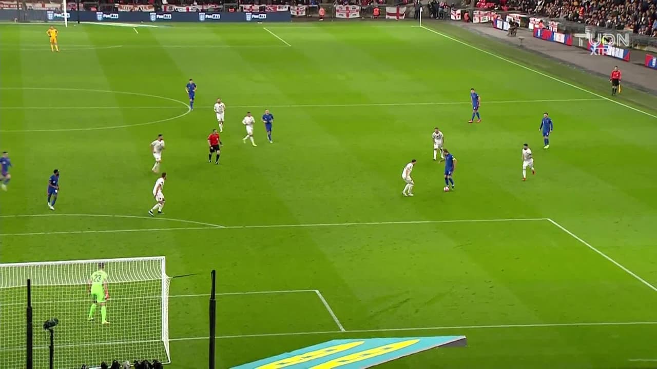 ¡TIRO ATAJADO! disparo por Harry Kane.