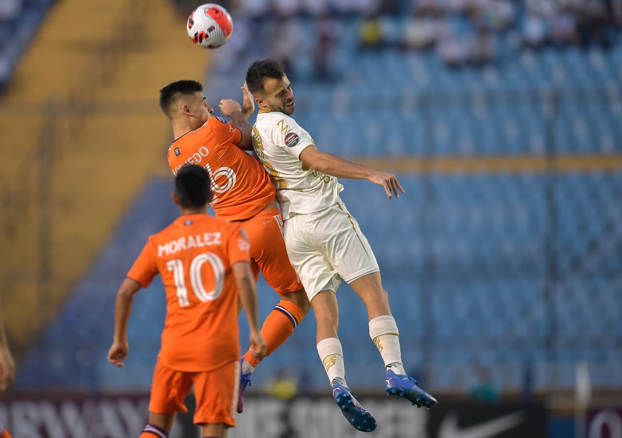 Al 28', un cabezazo de Comunicaciones parecía meterse en el arco de Johnson, quien estaba dentro del arco al momento del remate, pero alcanzó a rechazar. El VAR revisó la jugada, pero concluyó que el balón no entró.