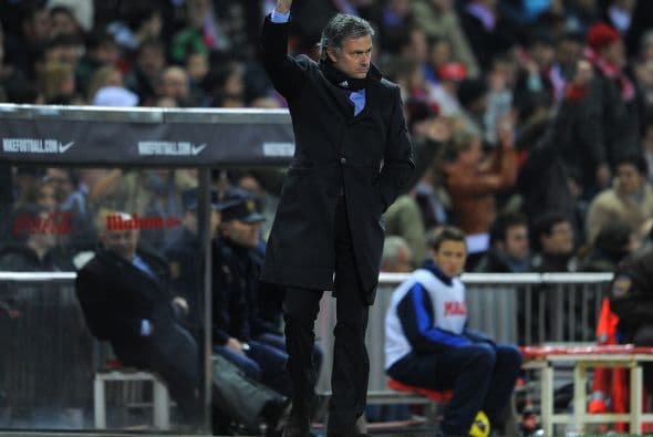 José Mourinho no estaba tranquilo y le pedía máxima concentración a sus dirigidos.