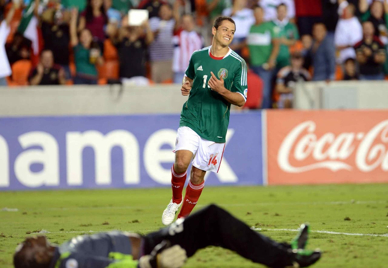 Hernández le marcó un gol de cabeza a Guyana en las eliminatorias a Brasil 2014.