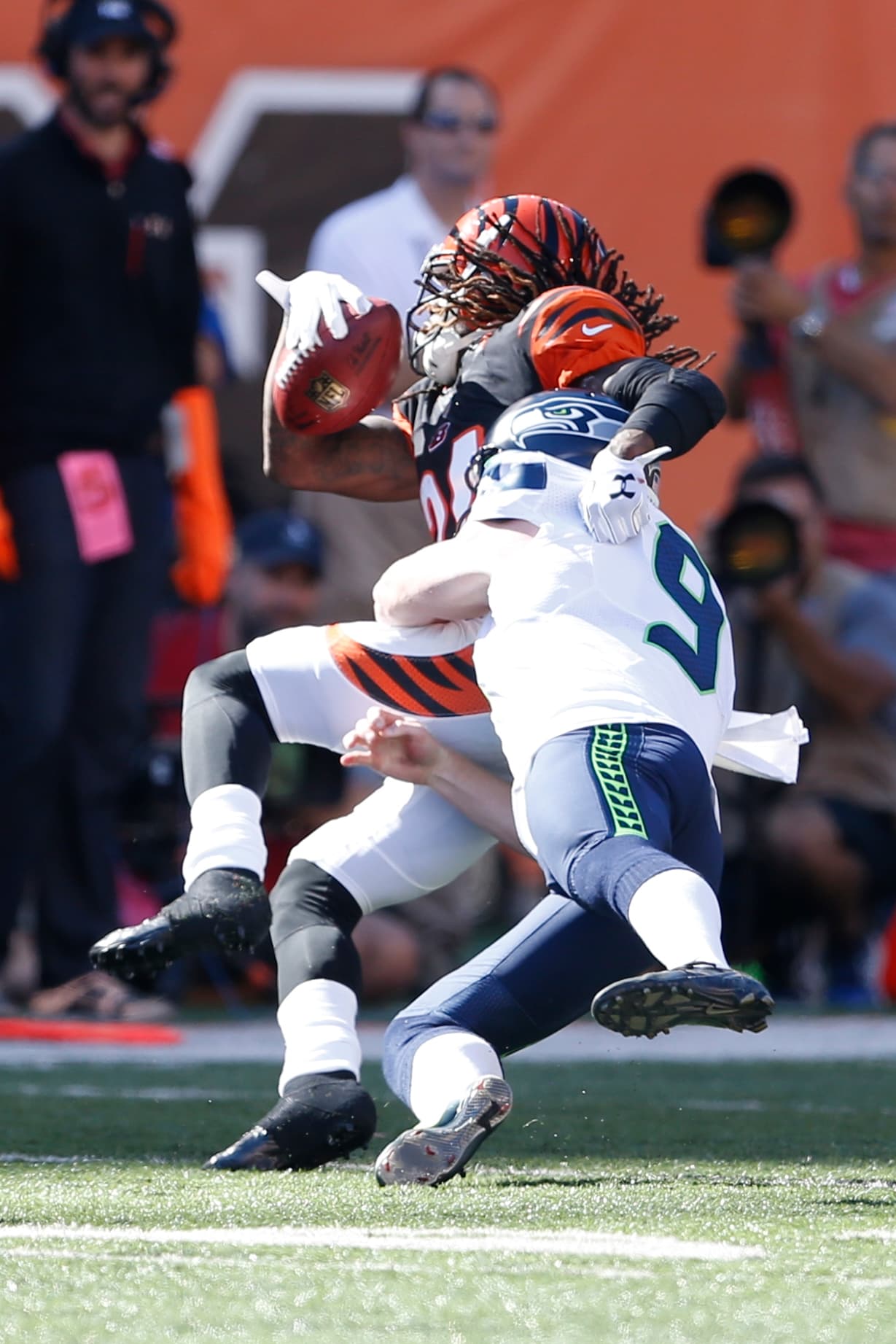 Checa las mejores tomas del duelo de la Semana 5 en que los Cincinnati Bengals derrotaron en tiempo extra a los Seattle Seahawks por 27-24.