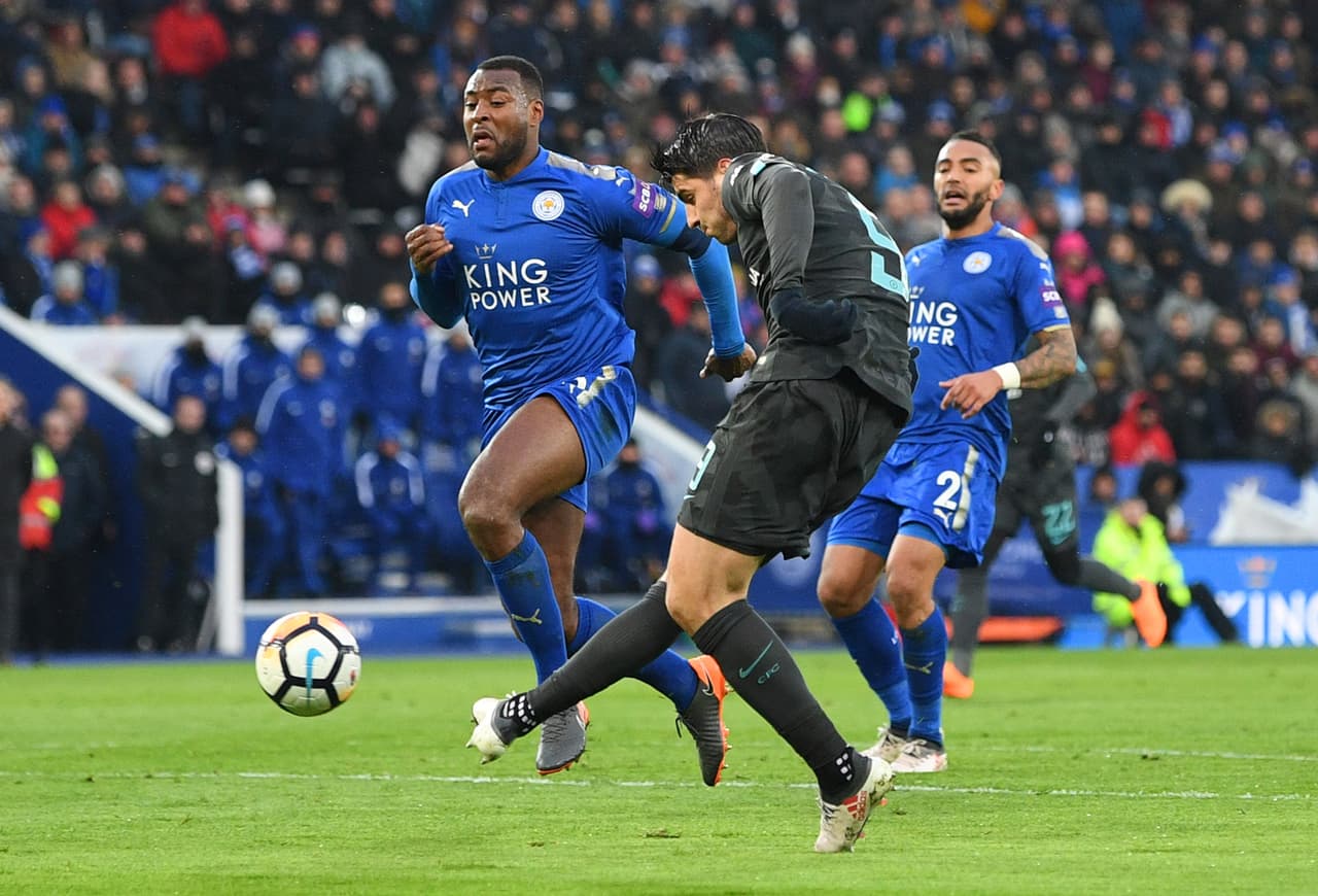 Hasta que Willian le filtró un balón al español Álvaro Morata, quien en velocidad se ganó el espacio y definió de gran manera para abrir el marcador.