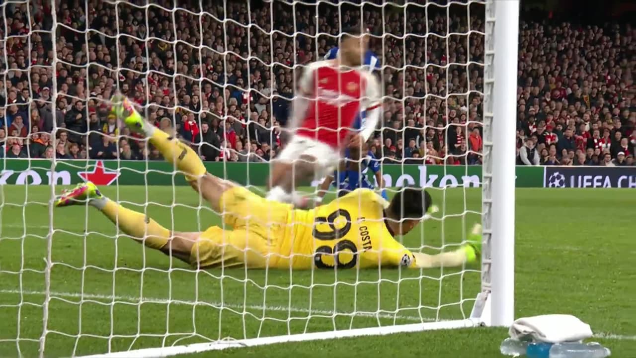 ¡TIRO ATAJADO! disparo por Bukayo Saka.