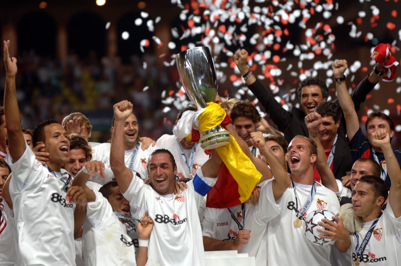 En la campaña 2005-06 Sevilla derrotó al Barcelona para levantar el trofeo.