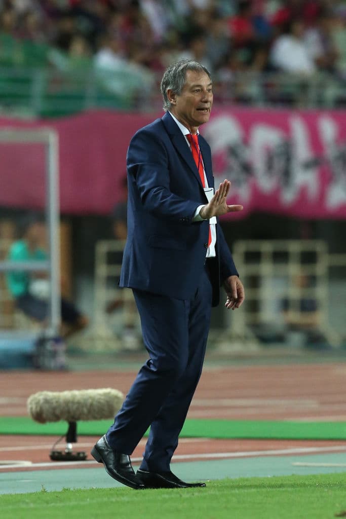 El técnico Ariel Holan, de Independiente, encontró la fórmula para sostener el resultado que le dio su segundo título internacional.