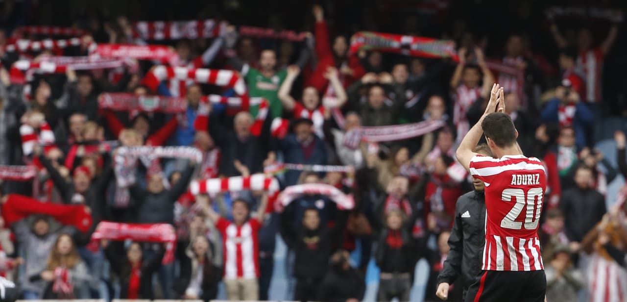 Aritz Aduriz (Bilbao), uno de los ídolos del equipo, agradeció el apoyo de su afición en Anoeta tras el triunfo ante su máximo rival de la región.