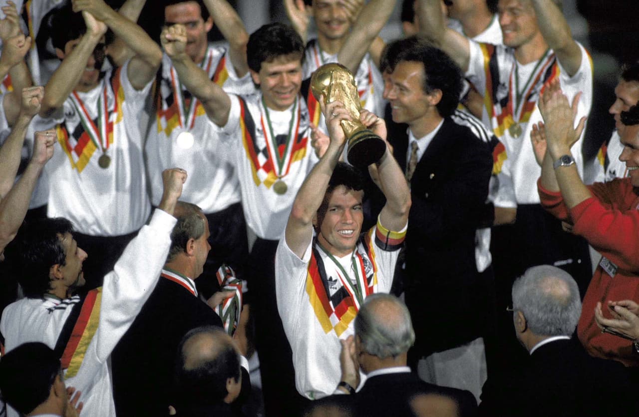 <b>Italia 1990</b>
<br>- Alemania y Argentina se midieron por segunda ocasión y, de forma consecutiva, en la Final de la Copa del Mundo.
<br>- El encuentro se llevó a cabo en el Estadio Olímpico de Roma.
<br>- A cinco minuto de cumplirse el tiempo reglamentario y con el juego sin goles, apareció Andreas Brehme ejectuando un tiro penal al minuto 85 y así se coronó Alemania.