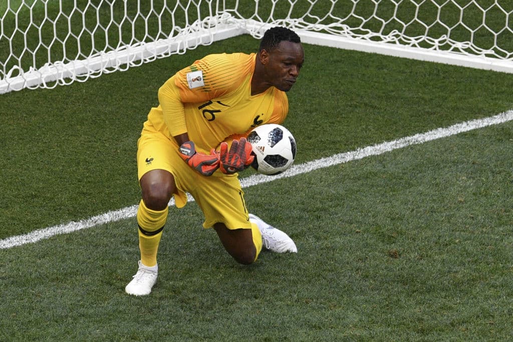 Steva Mandanda, portero del Olympique de Marsella, nació en Kinshasa, la capital de la República Democrática del Congo. Junto con sus padres, siendo adolescente, emigró a Francia.