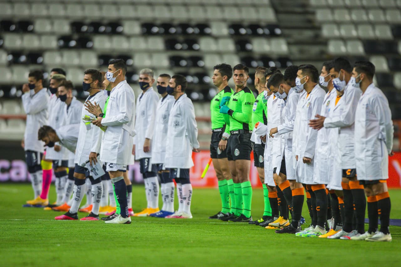 Pachuca y Pumas saltan a la cancha con batas de médico