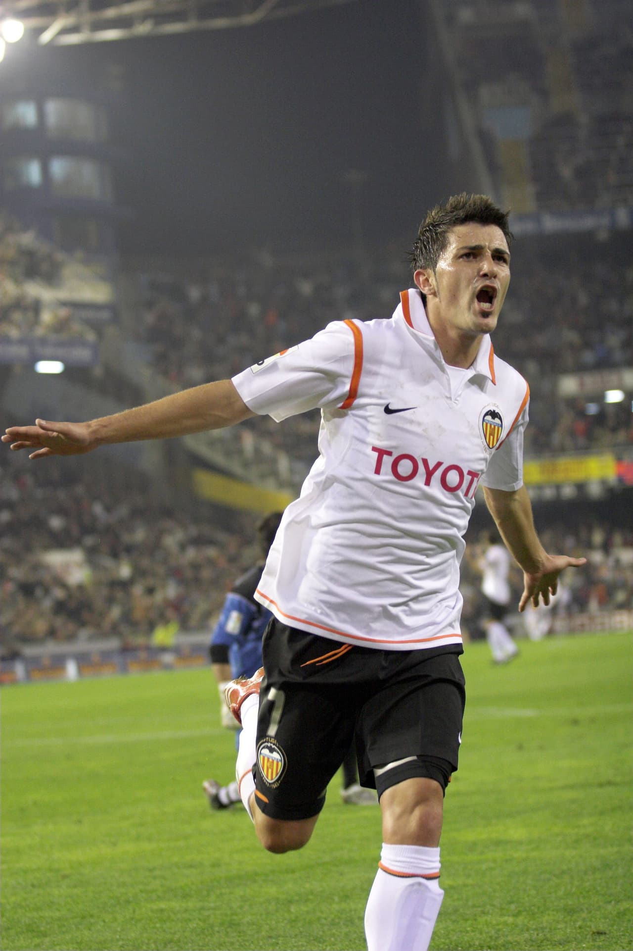 Para hablar de David Villa Sánchez hay que remontarse a sus primeros pasos profesionales: Sporting Gijón, Real Zaragoza y Valencia fueron sus cunas, llegando al estrellato con los Murciélagos: 129 goles en 225 partidos.