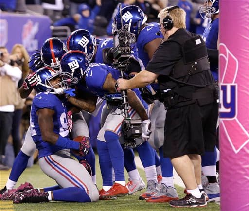 Gran duelo de Domingo por la Noche entre los San Francisco 49ers y los New York Giants. Checa las mejores tomas del triunfo de los Giants.