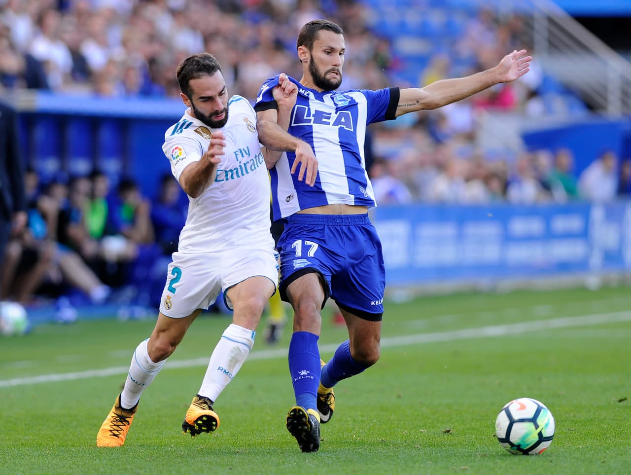 El conjunto blanco comenzó con la obligación de llevar la iniciativa, algo que hizo realidad desde el primer minuto, pero sin claridad para superar la presión del Alavés, bien posicionado en cancha.