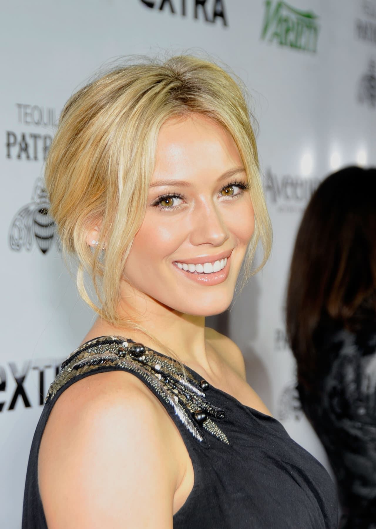 Hilary Duff tomará el papel de Sophie, quien le contará a su hijo cómo conoció a su padre.