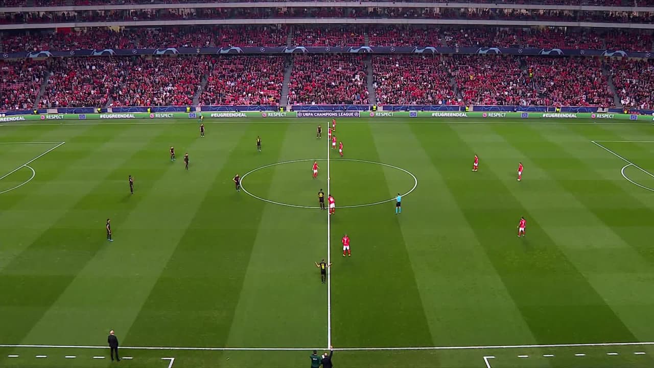Arranca el partido y la pelota está en juego.