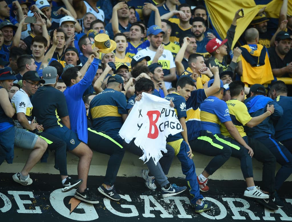 Las barandas de La Bombonera en la tribuna popular no son impedimento para que los fanáticos armen su fiesta.