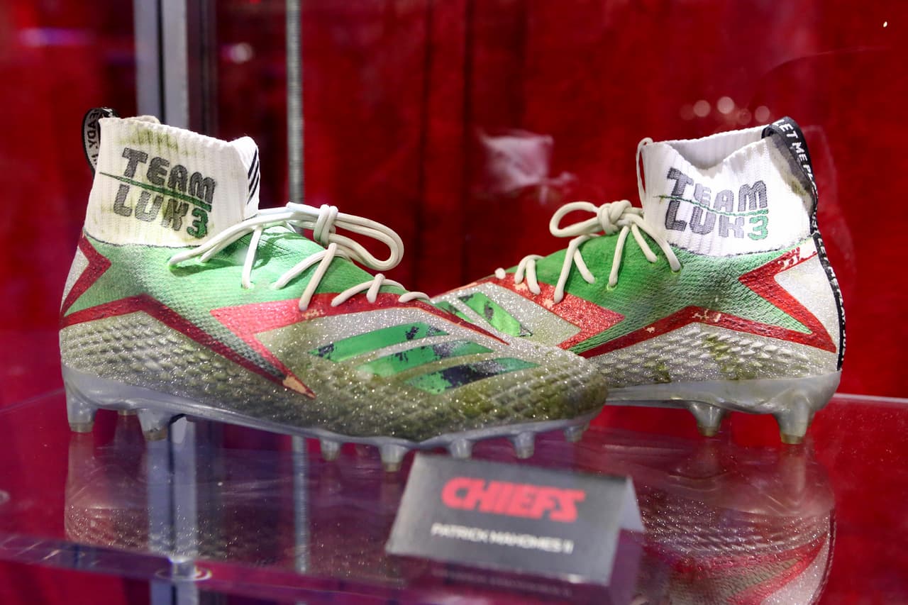 Hay una exhibición de los zapatos que han sido utilizados por grandes jugadores y algunos de ellos con diseños personalizados. Estos pertenecen a Patrick Mahomes de los Chiefs.