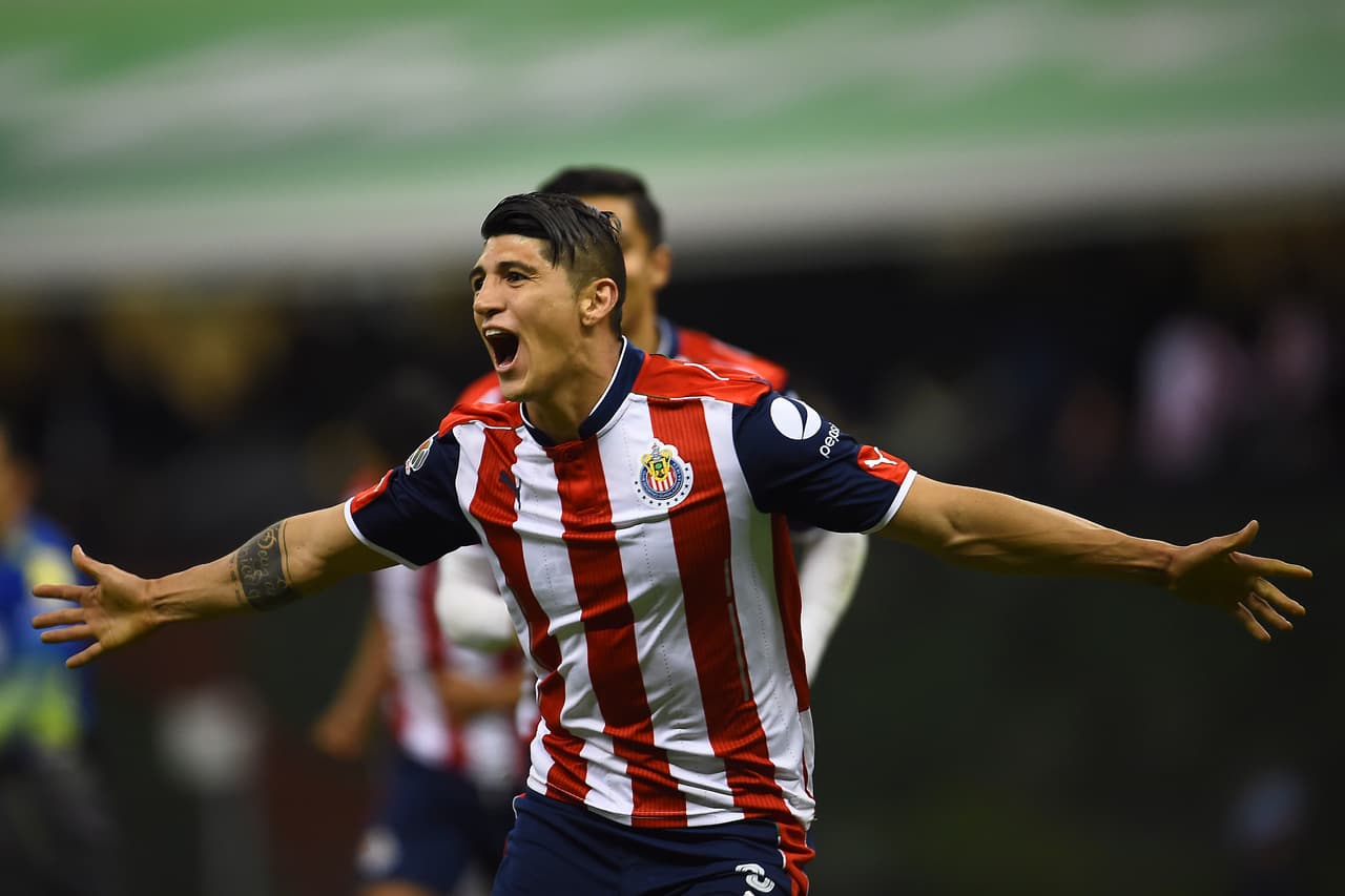 Alan Pulido (Chivas) - No fue en Liga sino en Copa MX en la que jugó su primer Clásico Nacional y además se reportó con gol. Fue en la semifinal del Apertura 2016 en la que el Rebaño terminó avanzando.