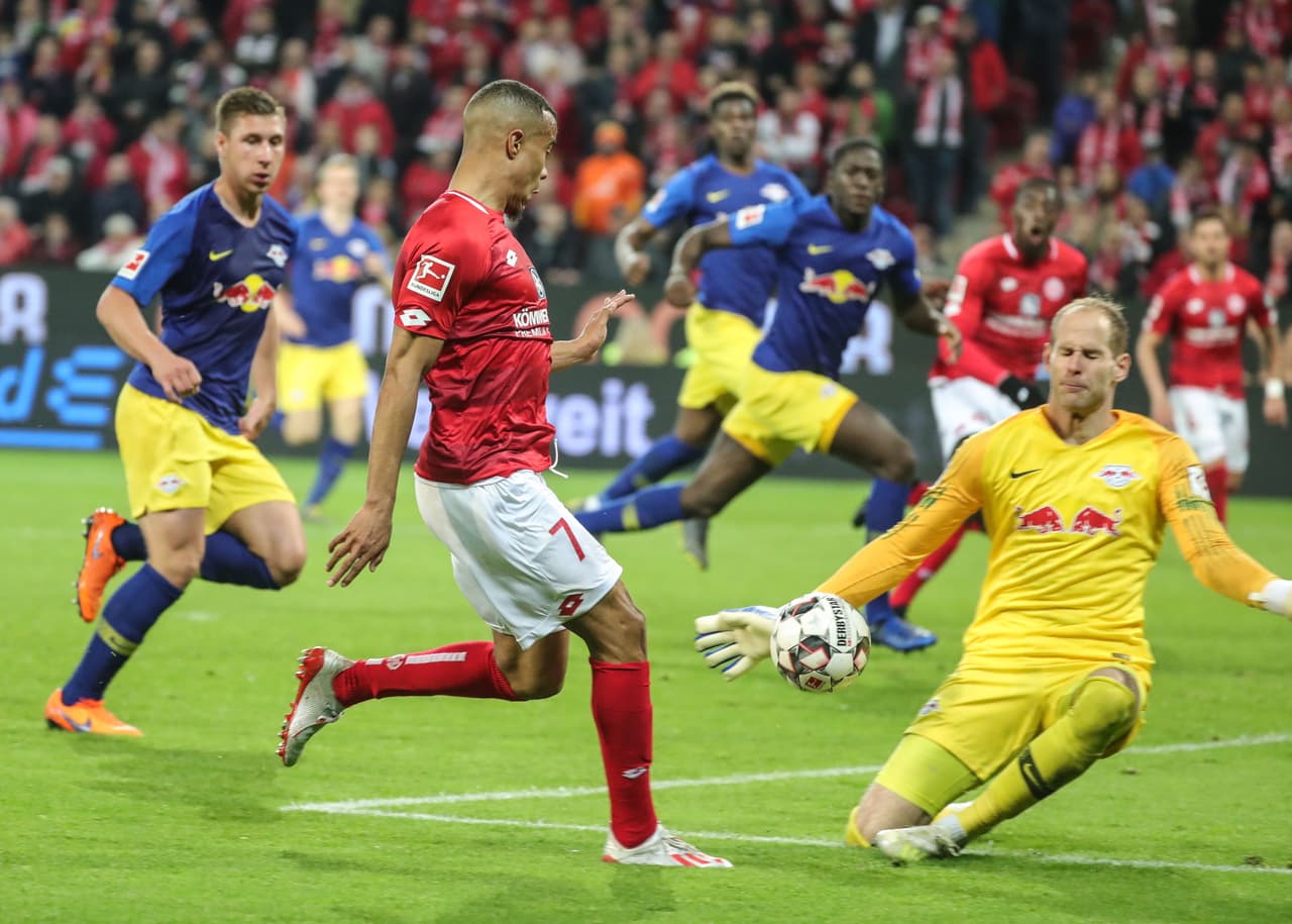 El austriaco Karim Onisiwo (derecha, atrás del arquero) halló el descuento al minuto 43', acercándose el Mainz a 1-2 en el marcador.