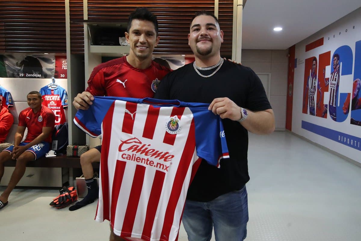 El campeon mundial de boxeo mexicano visitó a las Chivas en su vestuario previo a su encuentro frente al Pachuca.