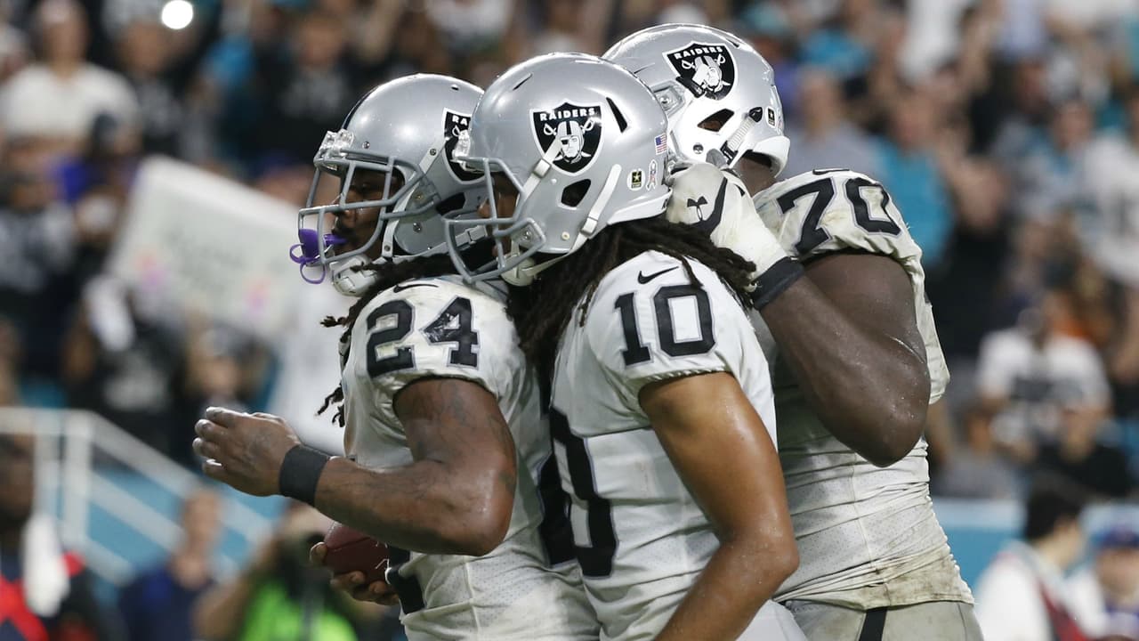 Marshawn Lynch (24) volvió de una suspensión de un partido y anotó dos veces.