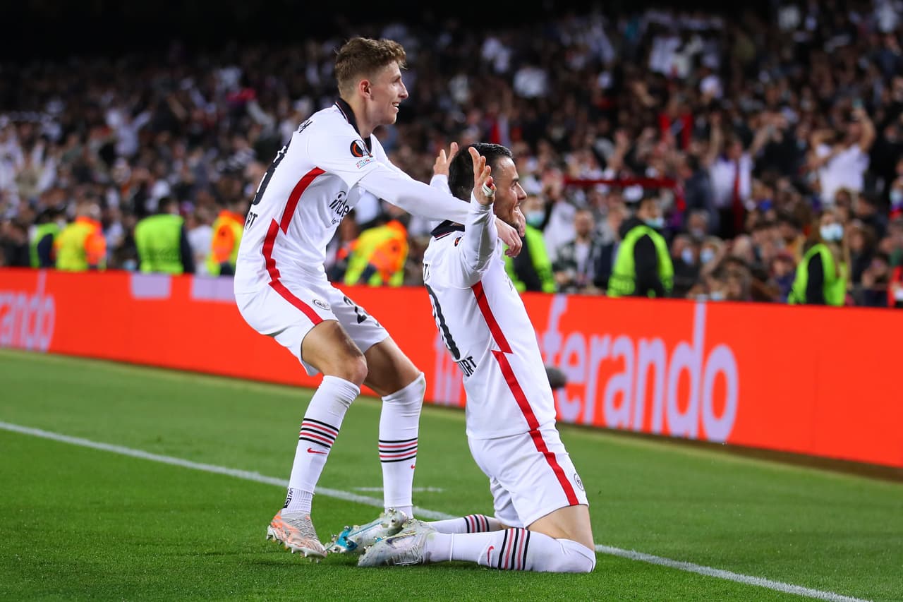 Contra todo pronóstico, el Eintracht Frankfurt se paró con mucha autoridad en el Camp Nou y eliminó a un muy tímido Barcelona que consumó un fracaso más en la temporada, una temporada en la que se irá en blanco.