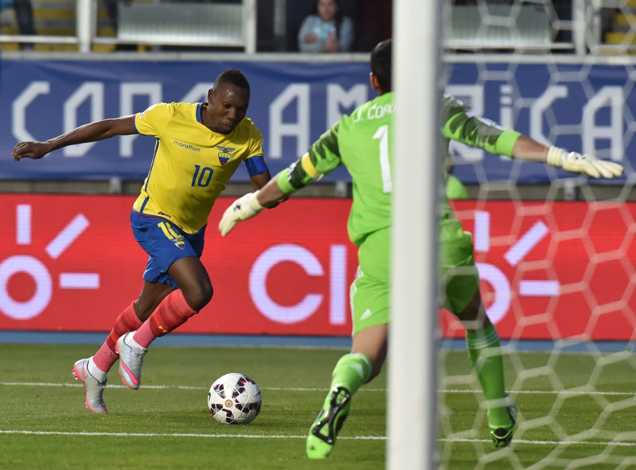 10 Walter Ayoví – 8: Demostró que conoce a la perfección a los mexicanos y no permitió que ni Flores, ni Aquino o Medina pudieran incorporarse al ataque con comodidad y además pisó el área de Corona y estuvo apunto de marcar gol. Buen partido del capitán ecuatoriano.