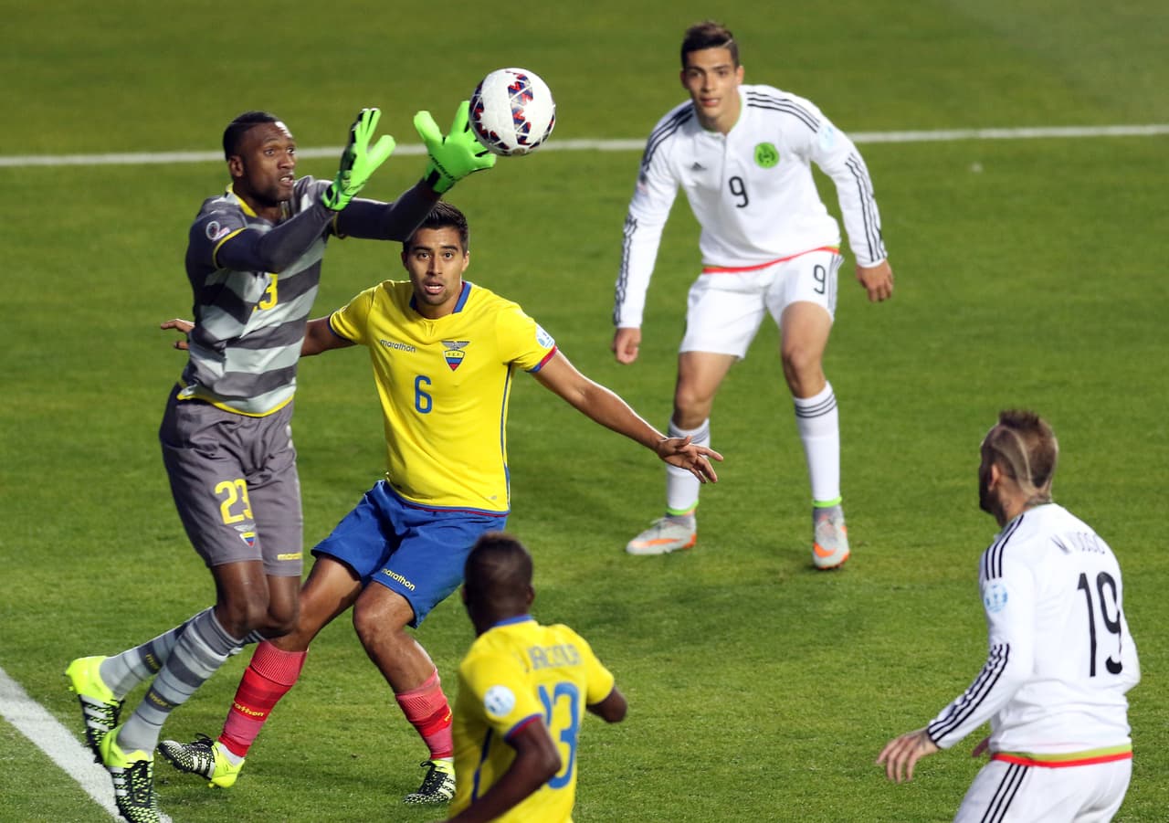 23 Alexander Domínguez – 7: No fue exigido ni mucho menos por los delanteros mexicanos y estuvo preciso en la salidas y el juego aéreo.