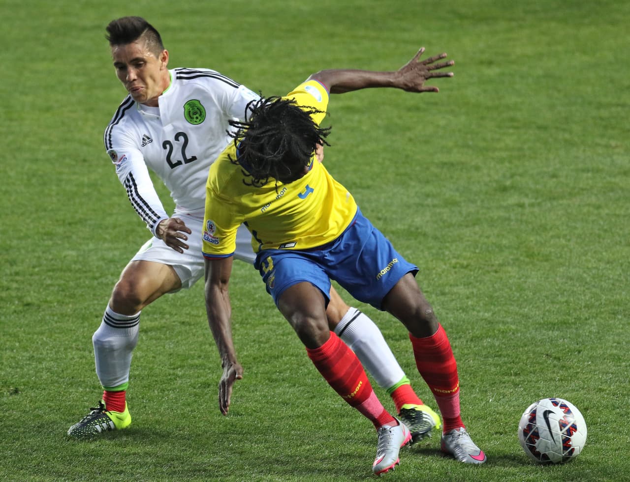 22 Efraín Velarde – 3: Patética actuación del canterano de Pumas al que le quedó grande la playera tricolor y no supo aprovechar la ocasión de ser titular por la lesión de Aldrete. Su parcela fue una avenida para los atacantes ecuatorianos y no aportó nada trascendental al frente.