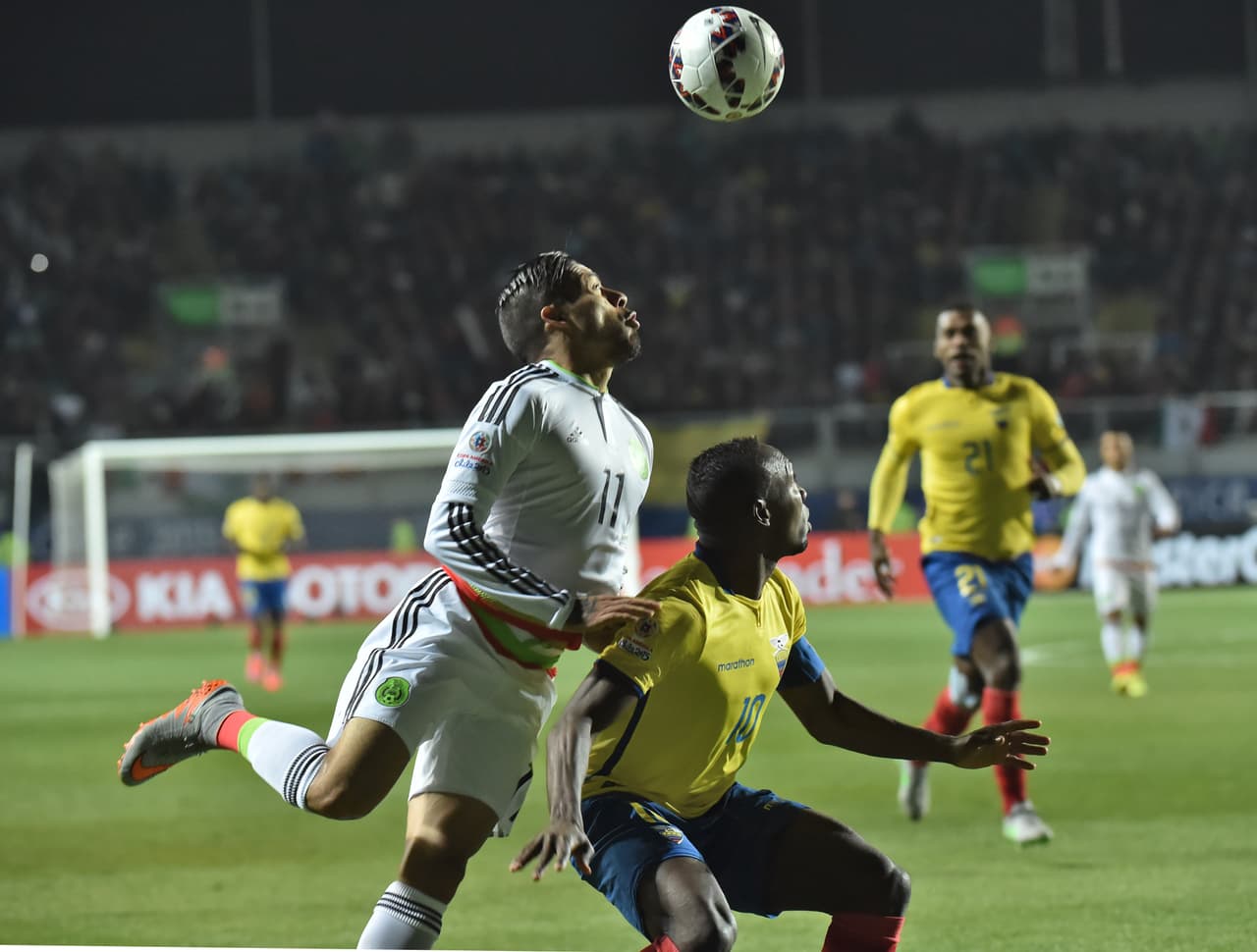 11 Javier Aquino – 5: Fue la primera modificación de Miguel Herrera sacando a Velarde y cambiando a línea de 4 atrás con dos volantes abiertos. Se recargó en la banda derecha pero salvo un par de intentos, no pudo tomar la pelota ni desbordar con peligro. Refleja que está fuera de ritmo y muy lejos del nivel que lo llevó a Europa.