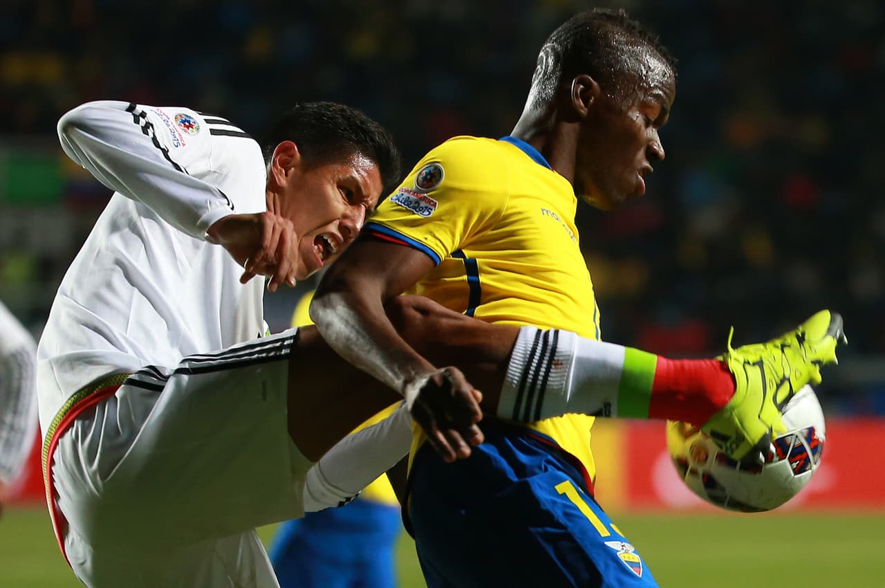 14 Juan Carlos Valenzuela – 3: Volvió a ser el defensa cuestionado en selección y señalado por un nivel muy pobre. Se achicó apenas en el segundo juego con la titularidad y la responsabilidad que eso conlleva. Mostró que dejó todo ante Chile y solo resultó evidenciado por la superioridad de los delanteros ecuatorianos. Un desastre.