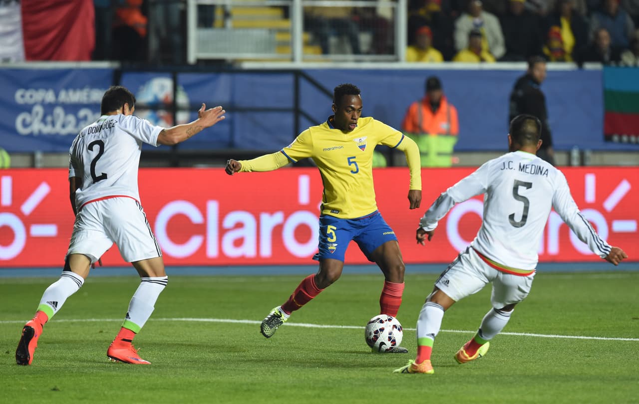 5 Renato Ibarra – 7: Eficiente con la pelota, jugó fácil y mostró que es un gran recuperador. Se encargó de desbaratar el juego del conjunto azteca y todavía fue al frente en la constante rotación de los sudamericanos.