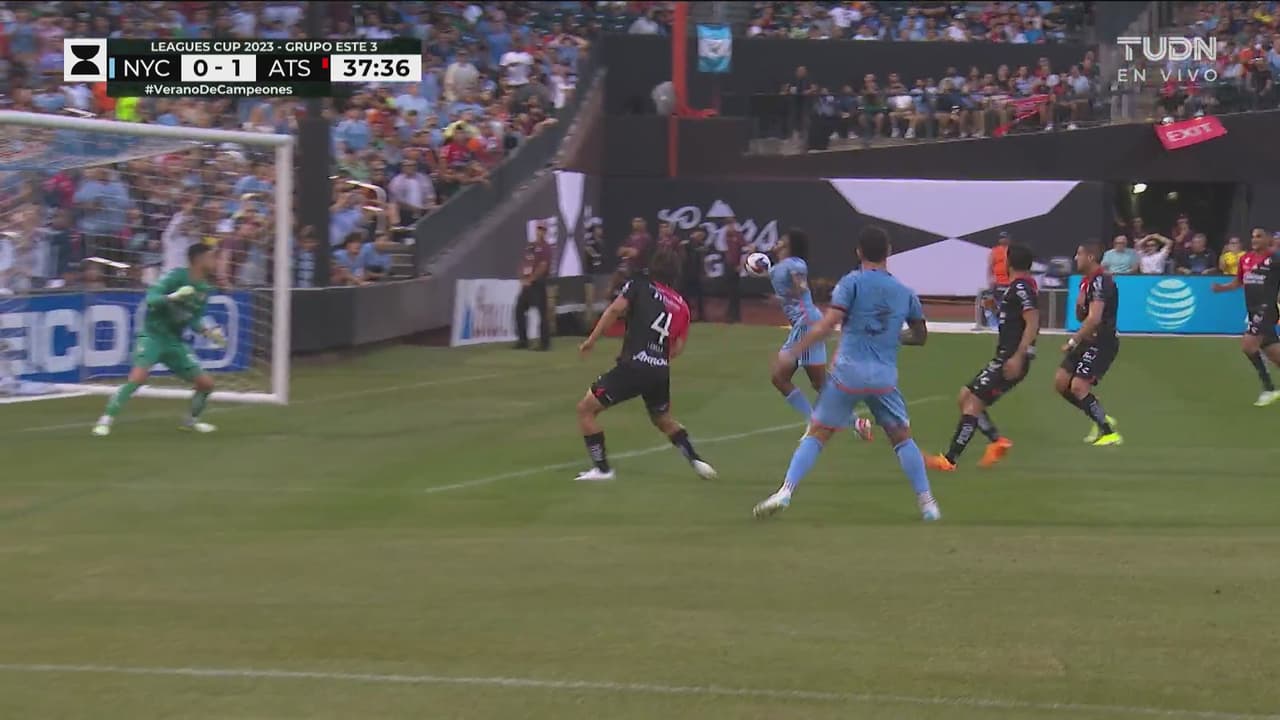 ¡No hubiera contado! Casi era gol para NYC pero levantaron la bandera