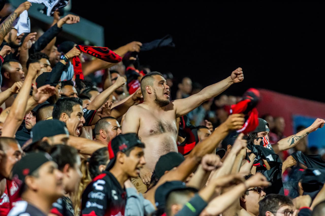 La afición local celebraba el doblete de su delantero y se ilusionaba con el paso a la gran final.