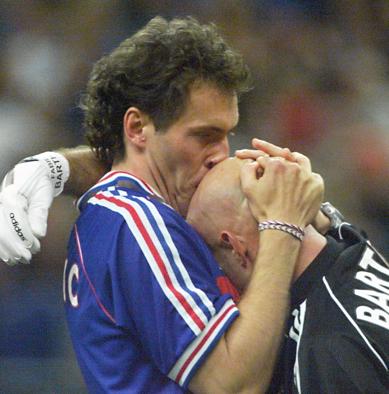 Se hizo célebre el beso del defensa Laurent Blanc al arquero Fabien Barthez en su cabeza, todo como parte de las cábalas. Aún así, ese día fue de celebración porque el defensa estaba sancionado.