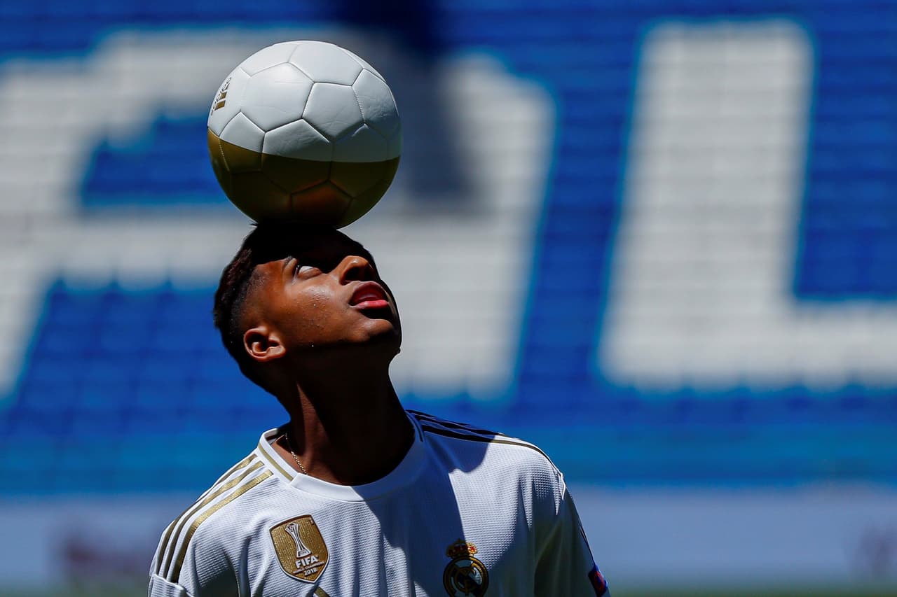 Este martes el brasileño Rodrygo, ex Santos F.C., firmó contrato hasta 2025 con el Real Madrid y posteriormente fue presentado de manera oficial junto al presidente Florentino Pérez. "Era mi sueño desde pequeño jugar acá [...] estoy a disposición del club, en el Castilla o el primer equipo", comentó el joven atacante.