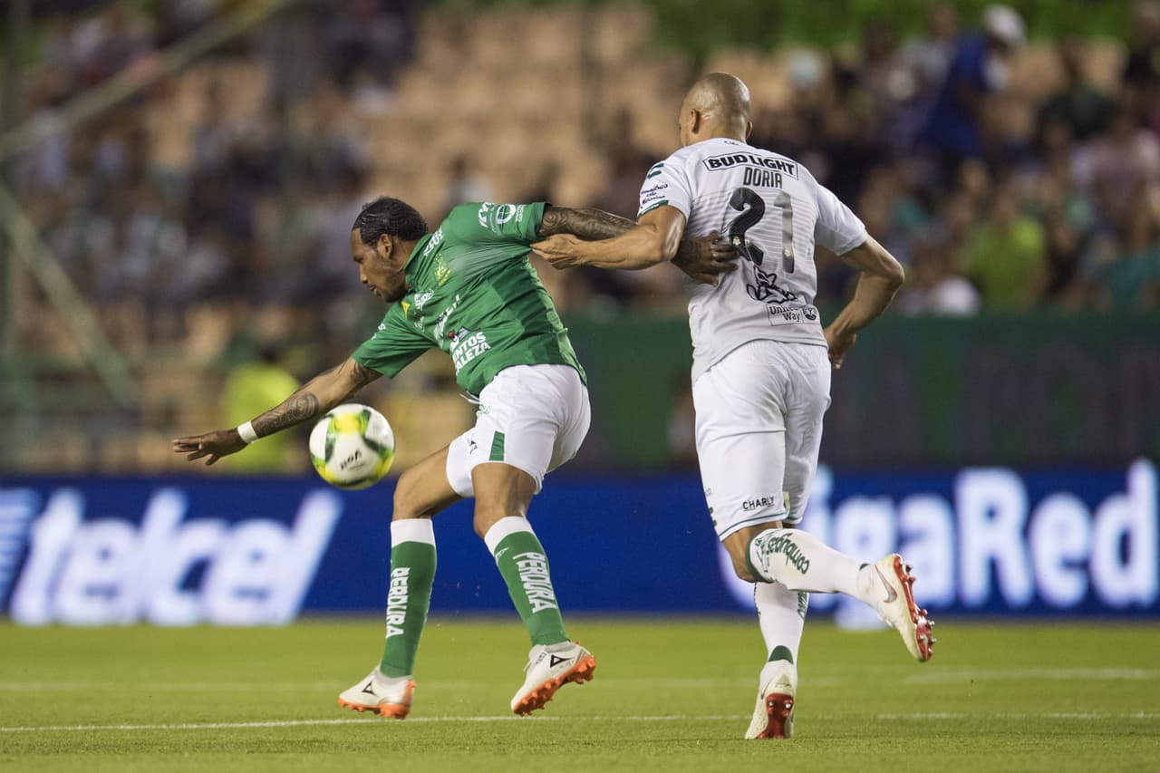 Santos buscó recuperar terreno y adelantó líneas pero no encontró la fórmula para acercarse en la pizarra.