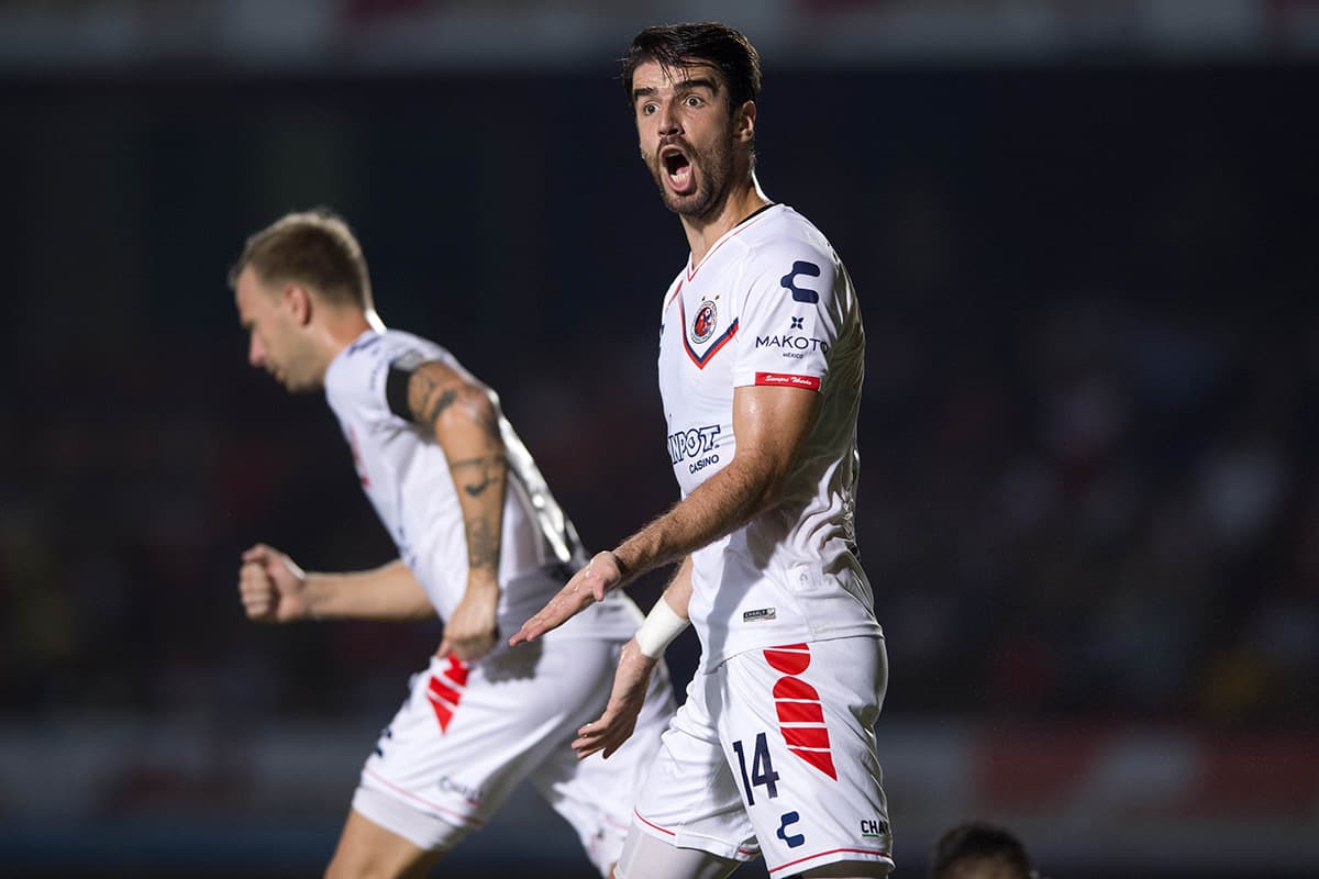 Cuatro minutos después, en el minuto 60, Rodrigo Noya (centro) alcanzó el empate para los Tiburones.