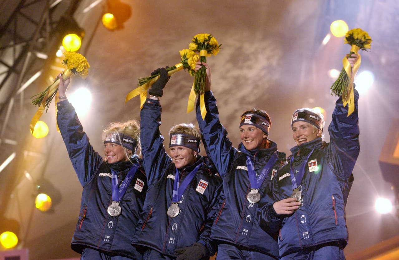 La primera medalla que se colgó la noruega en unos Juegos fue de plata, en el relevo 4x5 kilómetros de Salt Lake City 2002.
