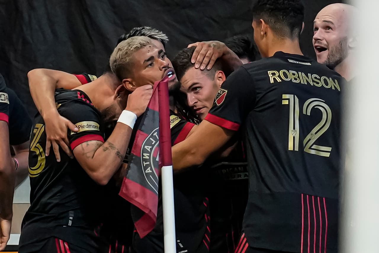 Fue un gran esfuerzo colectivo, teniendo en cuenta que 'las Cinco Bandas' jugaron durante varios minutos con 10 hombres.
<br>