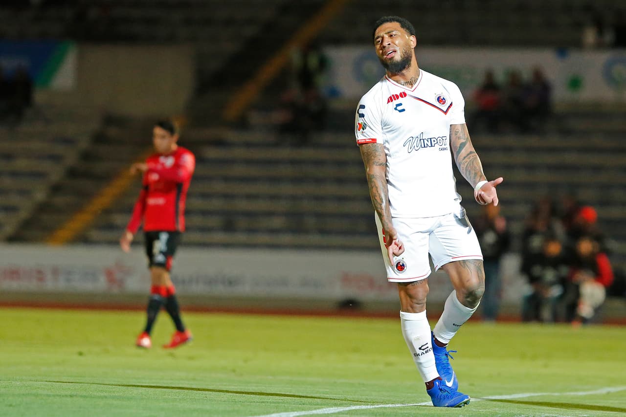 Acto seguido, se deshace de la marca, jala del gatillo y su disparo se va por un costado aunque quedó claro que en la primera mitad el Veracruz había mostrado ser ligeramente mejor.